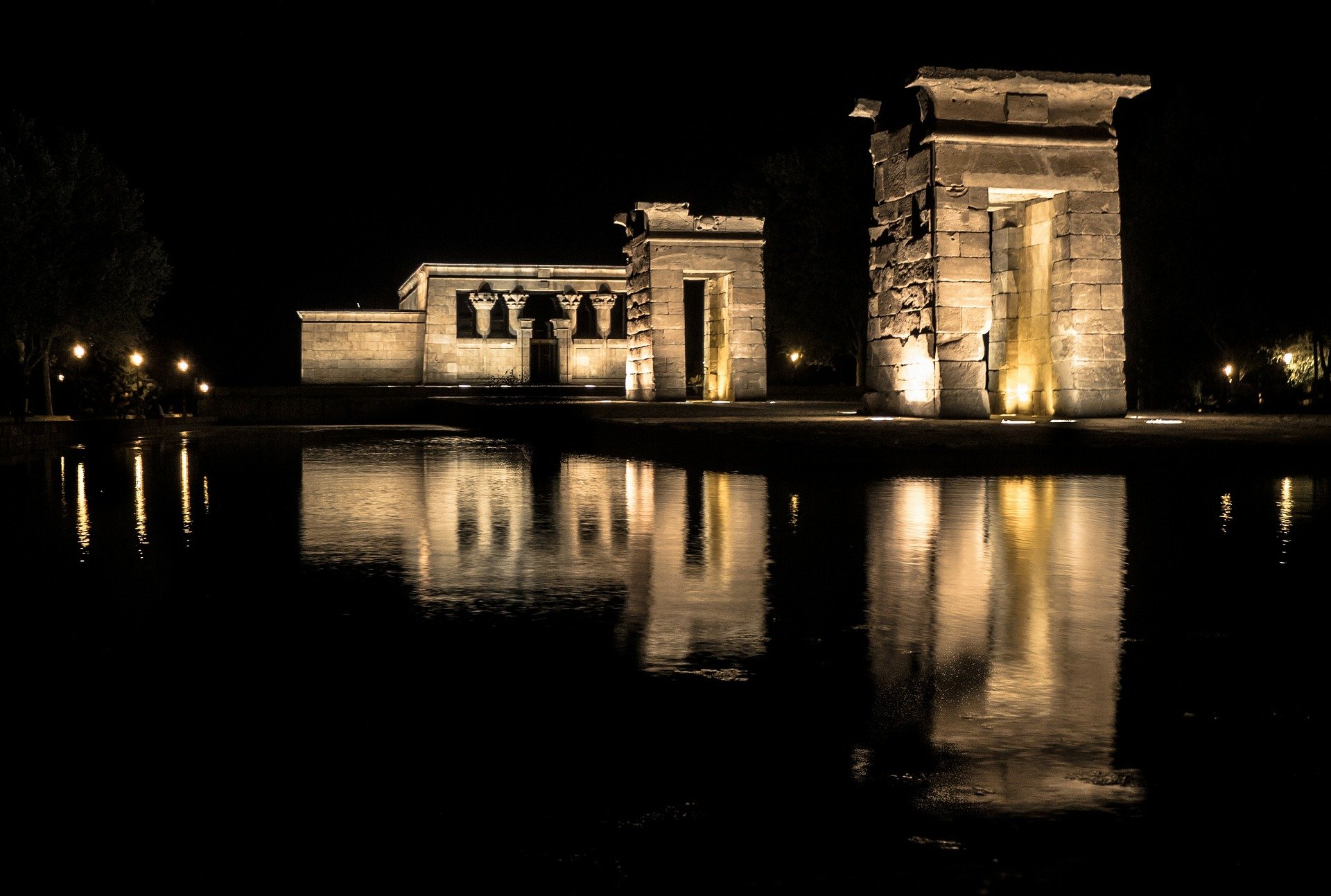 4 days in madrid templo de debod at night visiting madrid alone