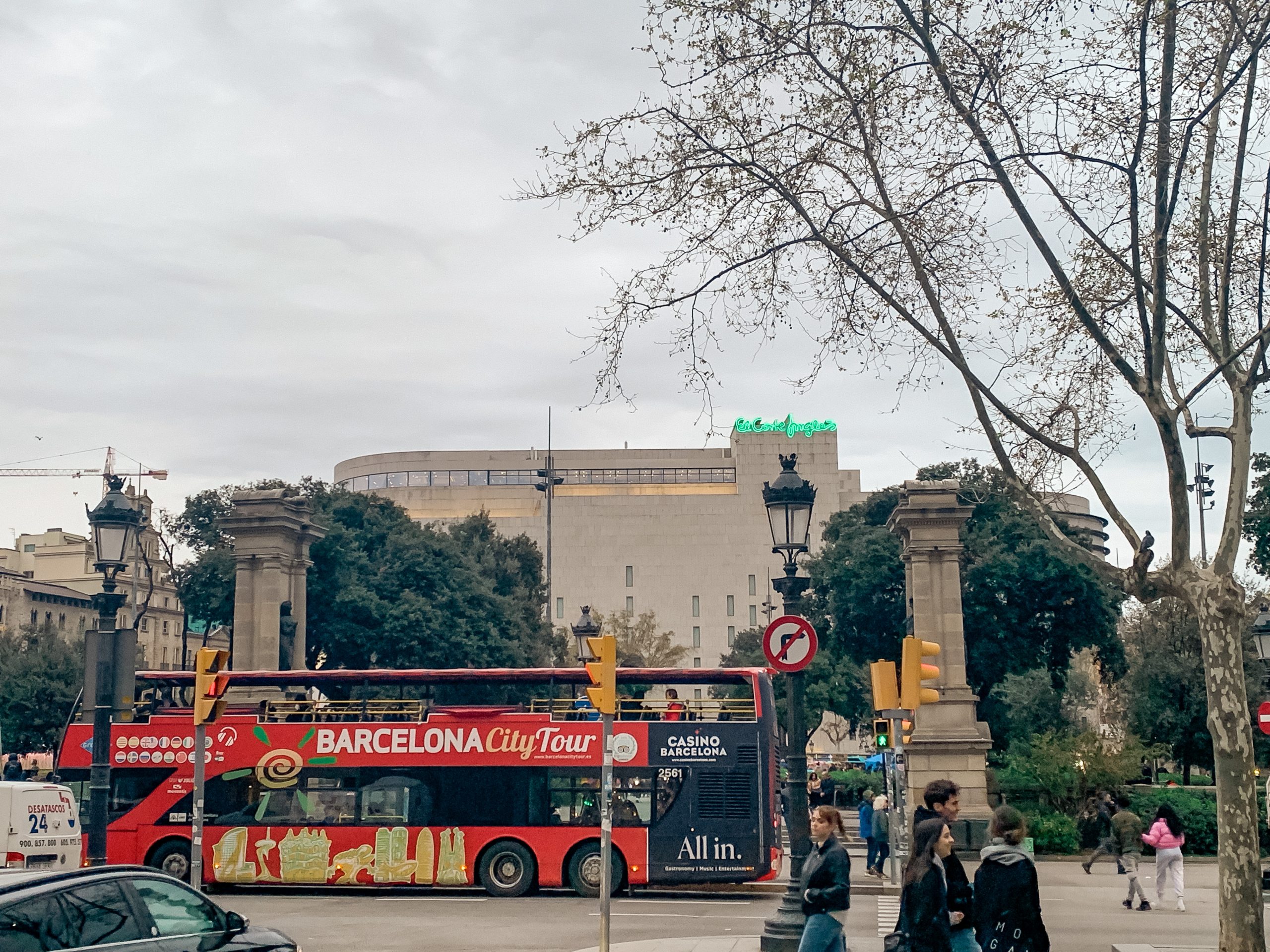 self guided walking tour barcelona take a bus