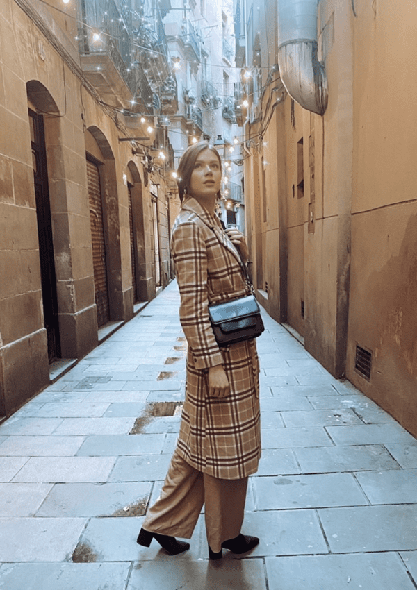 self guided walking tour barcelona title photo what to wear in spain in winter