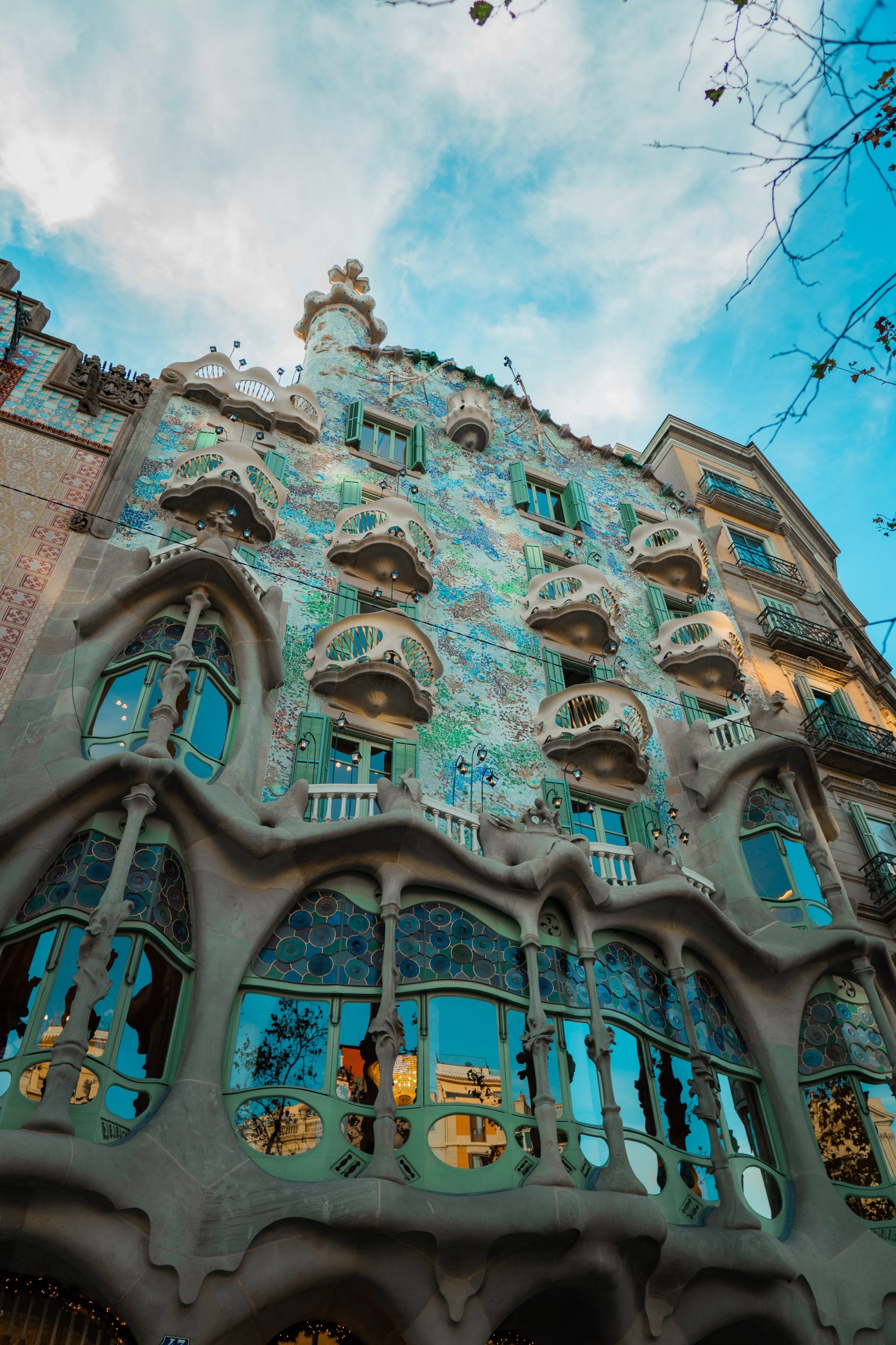 self guided walking tour barcelona solo travel barcelona casa battlo placa reial la Boqueria la rambla self-guided walking tour of Barcelona