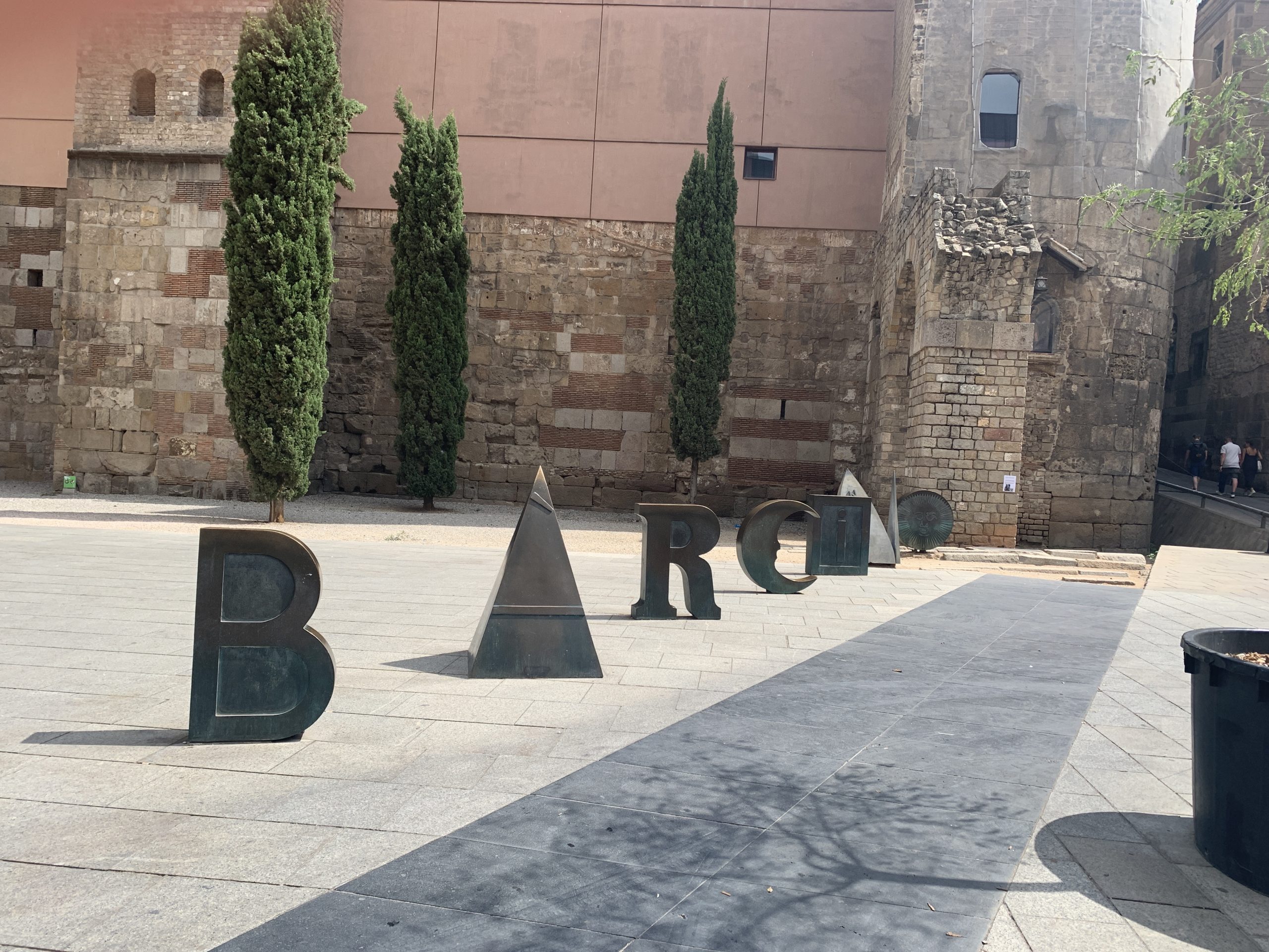 self guided walking tour of Barcelona romantic things to do in Barcelona gothic quarter