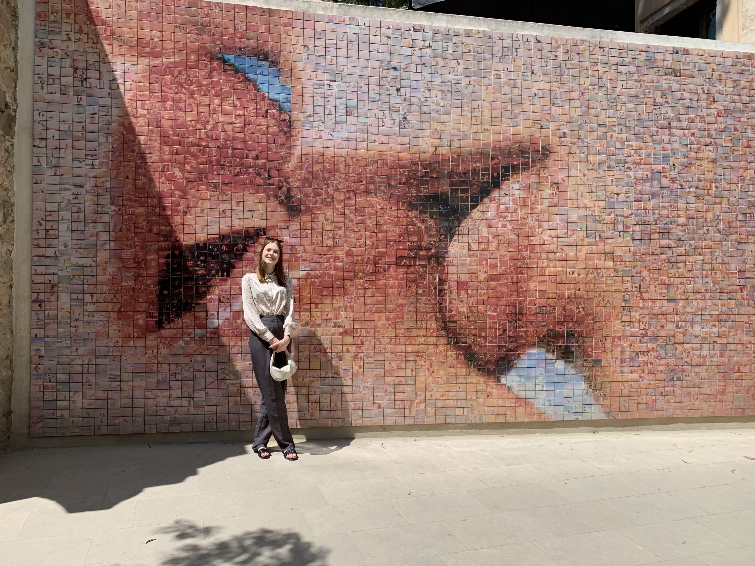 Barcelona instagram spots the kiss mural